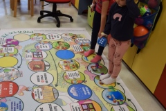 Gra ekologiczna planszowa na podłodze w przedszkolu.