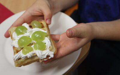 Ciepłe gofry z owocami, gorąca kawa zbożowa z mlekiem, to jest TO na jesienne szarugi za oknem.