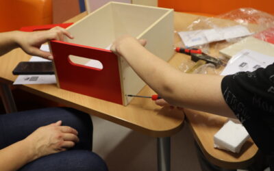 Na zajęciach pozalekcyjnych uczniowie uczą się wielu praktycznych umiejętności np. starsi chłopcy składają szufladki, drewniane skrzyneczki dla przedszkolaków na zabawki.