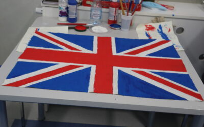Nasze zdolne uczennice namalowały na zajęciach pozalekcyjnych flagę Wielkiej Brytanii na płótnie, która uświetniła brytyjskie popołudnie zorganizowane w naszej szkole.