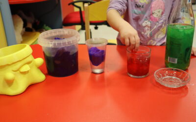 Światowy Dzień Wody w Szpitaliku to także edukacyjne zajęcia w przedszkolu m.in. teatrzyk Kamishibai związany z tematem dnia i kolorowo-naukowe eksperymenty z wodą.