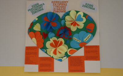 Efekt warsztatów plastyczno-edukacyjnych z okazji Dnia Pracownika Ochrony Zdrowia-serce z kwiatowych serc i teksty uczniów dla pracowników szpitala wyrażające wielkie uznanie dla ich pracy.