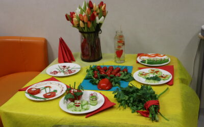 Dla naszych Mam laurki i pięknie udekorowany stół wykonany przez uczniów z warzyw.