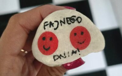 Życzymy FAJNEGO DNIA każdemu, kto go znajdzie!  Ale fajnie, że nasze kamyczki podróżują wakacyjnie! – Ten od nas wyruszył  z maju a był już w Międzywodziu, Wolsztynie… Ciekawe, gdzie jeszcze trafi. Niech jeszcze wielu znalazcom życzy Fajnego DNIA!