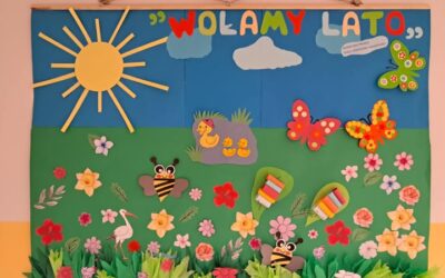 Na szpitalnym korytarzu zawitała dziś piękna dekoracja. Wspólny projekt uczniów, rodziców i nauczycieli pt. „Wołamy lato”.