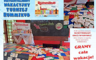 Dziś, oprócz arbuzika🍉🍉🍉, prezentujemy również wersję gry Rummikub, którą otrzymają zwycięzcy naszego wakacyjnego turnieju. Przypominamy, że jest to limitowana wersja gry, wydana z okazji XI Mistrzostw Świata w Rummikub, które odbyły się w malowniczym Gdańsku we wrześniu 2025 roku. 32 najlepszych graczy z całego świata walczyło o tytuł mistrza, a atmosfera była pełna emocji, sportowego ducha i międzynarodowej przyjaźni. Finałowe rozgrywki miały miejsce w historycznym Dworze Artusa, co nadało wydarzeniu wyjątkowy charakter.